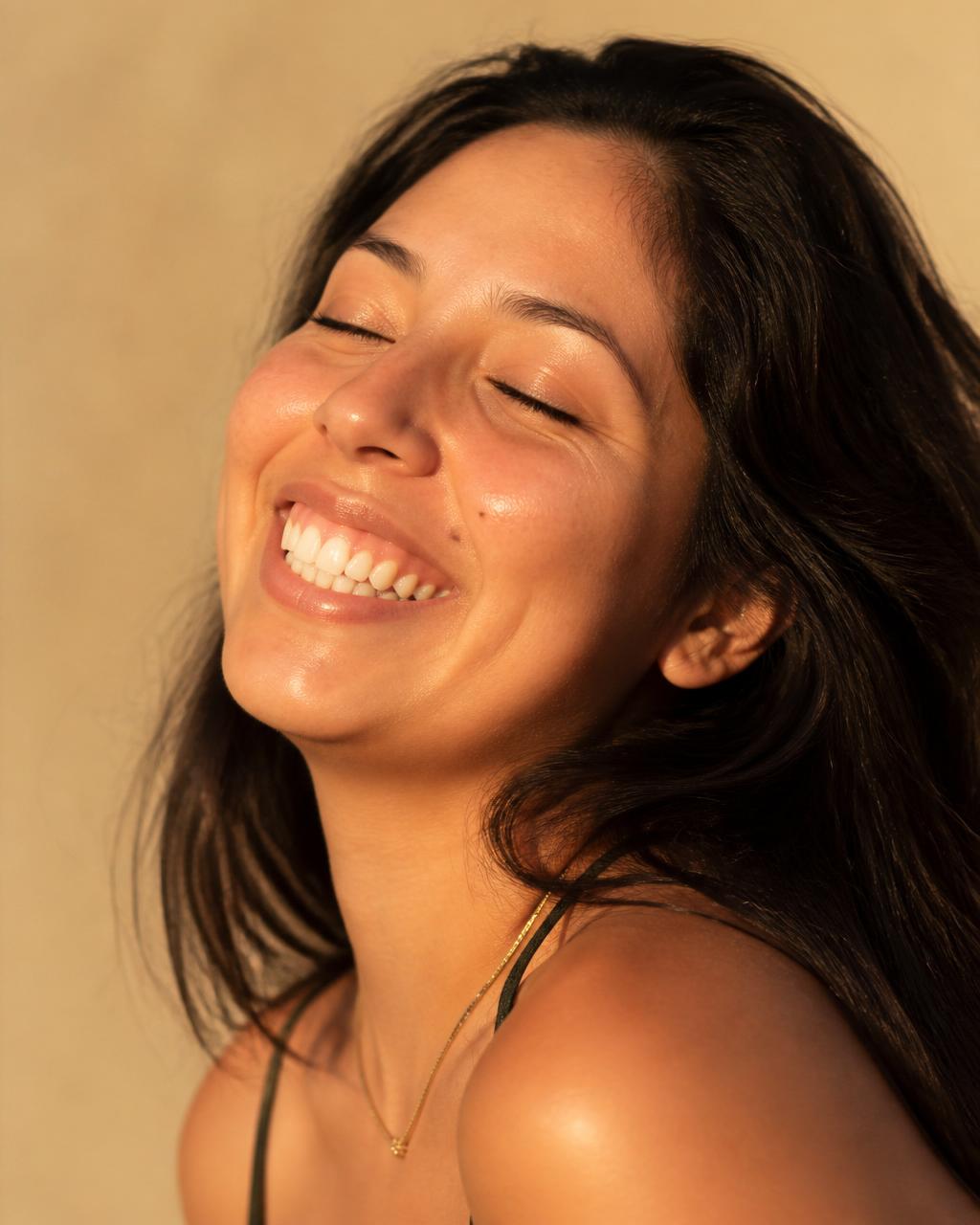 Sonrisa auténtica y felicidad, expresión de bienestar integral